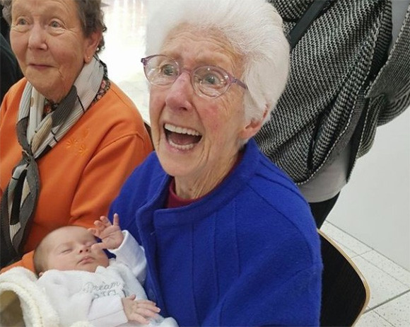 新たなる生命の誕生が地球を紡いでいく。孫・ひ孫・玄孫に出会えた瞬間のおじいちゃんとおばあちゃんの表情を記録した写真