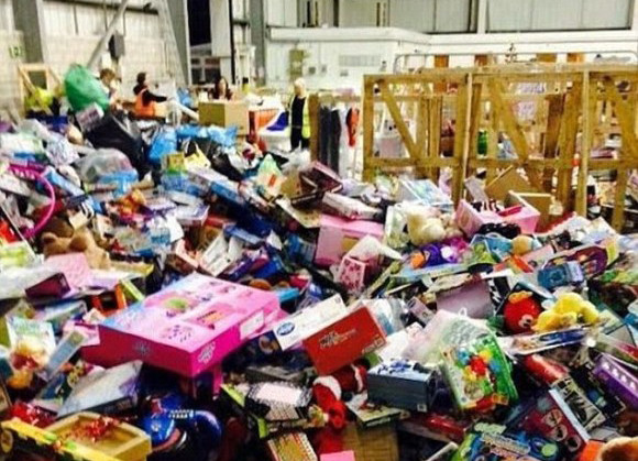 倉庫がおもちゃでいっぱい！サッカー元イングランド代表のリオ・ファーディナンドが子供たちに総額7400万円のクリスマスプレゼント