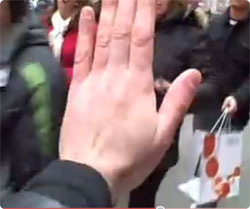 ニューヨークタイムズスクエアで、道行く人に無理やりハイファイブを一人称視点で