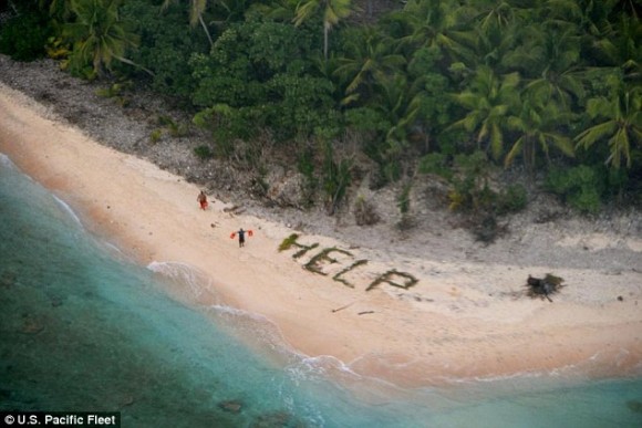 まるで映画の世界。無人島に漂着した船の乗組員、ヤシの葉で描いた「HELP」の文字で救助される（ミクロネシア）