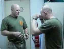 手刀打ち（ナイフハンドチョップ）で一撃で敵をノックダウンさせる方法