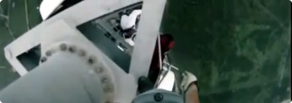 下を見ると吸い込まれそうになる、高さ539メートルの鉄塔で作業する作業員目線で見た高所恐怖症注意映像