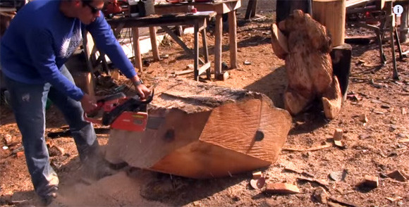 なぜそれを作ったし？チェーンソーと電動ドリルで木を切り刻んで巨大なアレの彫刻を生み出した！