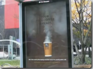 暖かいコーヒーからホカホカの湯気、マクドナルドの街頭宣伝が面白い（カナダ）