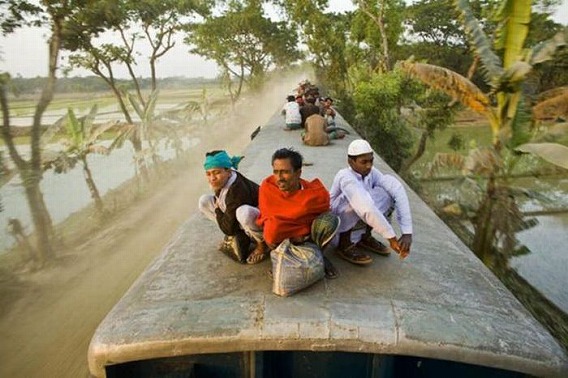harrowing_bangladesh_train_hopping_images_18