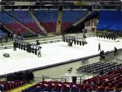 アイスリンクからバスケットボール会場へ変えていくお仕事の様子を早回しで