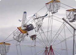 【動画】オーストラリアで観覧車に飛行機が衝突、飛行機は宙づり状態に。