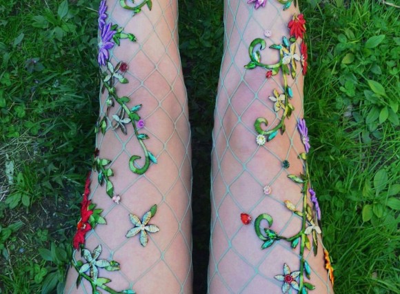 足に花とか草生えた。どこどこと浸食された感のある足元メルヘンな網タイツが販売中