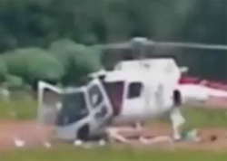 着地した瞬間にバラバラになる恐怖のヘリコプター（ブラジル）