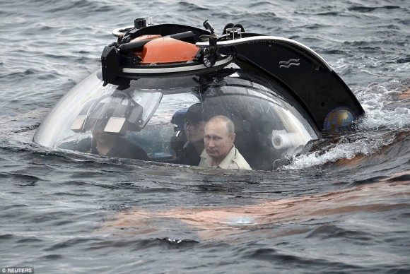 アクティブ・プーチン。今度は潜水艦に乗り黒海で難破船探し