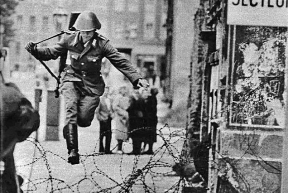 自由への跳躍。冷戦時代の最も有名な写真「国境を越える若き東ドイツの警察機動隊員」についての秘話