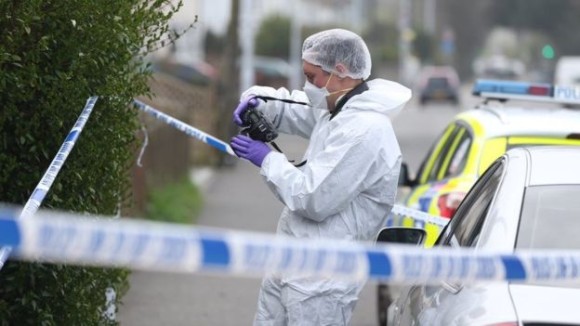 イギリスの民家で男女の遺体を発見。科学捜査班も出動し物々しい騒ぎとなったが警察は「説明不能」いったい何が？
