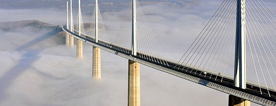 天界人気分で雲の上を渡れる世界一高い橋、フランス「ミヨー橋」