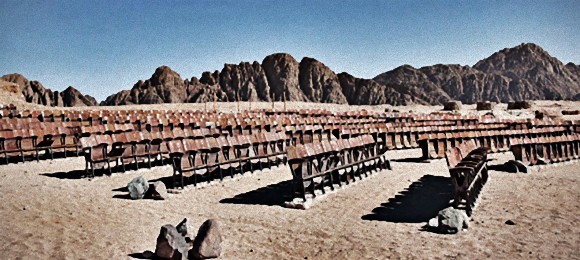 「世界の終わりの映画館」。エジプトの砂漠の上に放棄された世にも奇妙な野外映画館