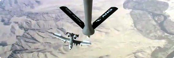 アメリカの戦闘機「A-10 サンダーボルトⅡ」の空中で飛行しながらの給油シーンが凄い！！（高画質）