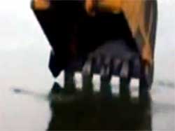 ダイナミック＆無謀！ショベルローダーで魚獲り