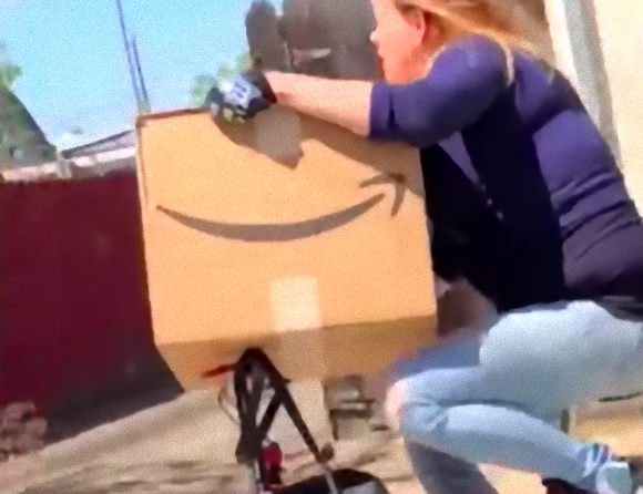 盗んだアマゾン持って走り出すぅ～！隣家に配達されたダンボール箱を盗み自転車で逃走する女性（アメリカ）