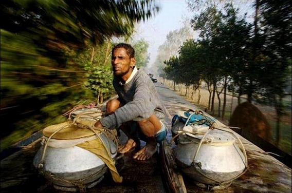 harrowing_bangladesh_train_hopping_images_08
