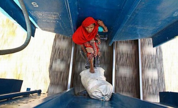 harrowing_bangladesh_train_hopping_images_20
