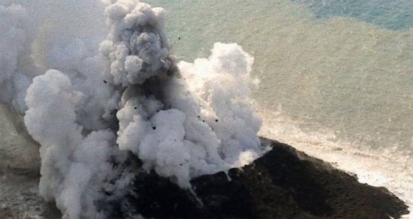 海底火山噴火で小笠原に新たなる島が誕生。現在も噴火中で島が更に成長する可能性も（東京）