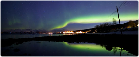 幻想的叙情、ノルウェー北部の町にかかる波打つオーロラの動きを早回しで