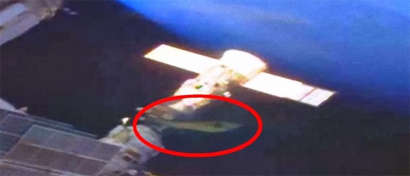 国際宇宙ステーションにみにょーんとした物体がドッキング？