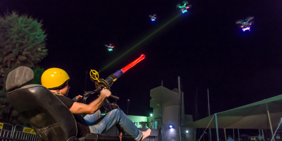 夜空を舞台にドローンのスペースインベーダーを撃ちまくる壮大なるゲームプロジェクト