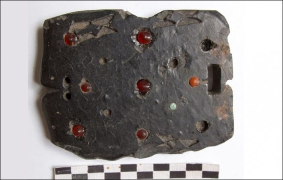 2200年前の匈奴の女性戦士の遺体から宝石がちりばめられたベルトのバックルが発見される