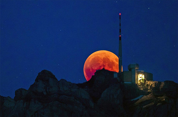 皆既月食（ブラッドムーン）を見逃してしまった人の為の、宇宙＆世界各地から届いた美しい月の写真