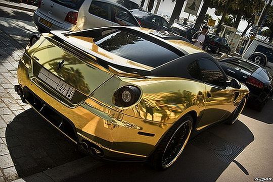 gold_ferrari_06
