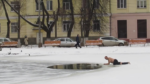ロシア人の男気。凍った池に見知らぬ犬が落ちた！救助が来る前に死んでしまうかも！後先顧みず助けた男性