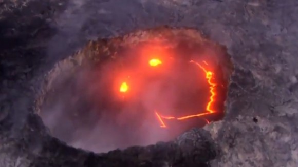 噴火するからって”おこ”なわけじゃないんだよ。ねっほら、スマイル！っていう自然の遊び心。キラウエア火山の噴火口に現れた奇跡のスマイル