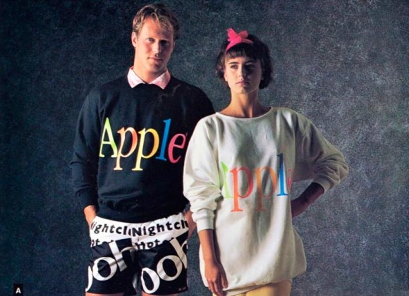 1986年、Apple社は衣服の販売をしていた。カラフルなロゴがポップに踊るアパレルライン「アップル・コレクション」