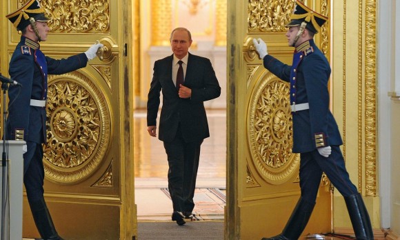 プーチンに死角なし。プーチン大統領の独特の歩き方は、「いつでも素早く胸元から銃を抜き出せる」為のものだった！？