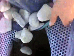 世界最深級の穴に石を落とすとマシンガンモードに突入する