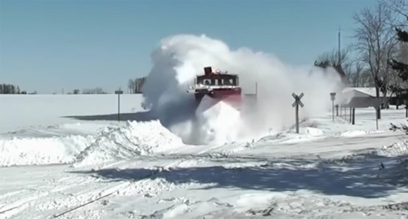 ダイナミックに雪を吹き飛ばしながら進む。排雪器を付けた世界の列車の走行映像が凄い！