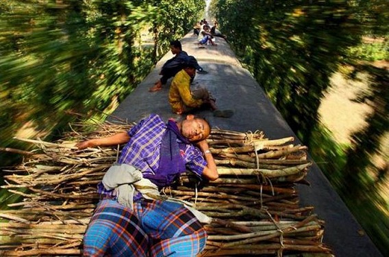 harrowing_bangladesh_train_hopping_images_14
