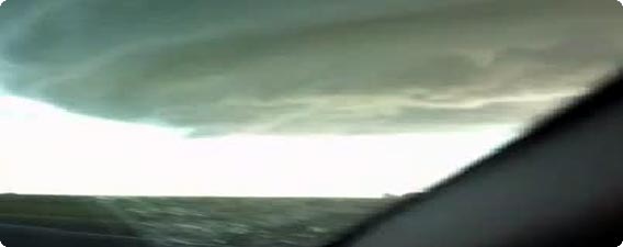 巨大マザーシップ！？カナダの上空に現れた地表を覆いつくすかのようなレンズ雲