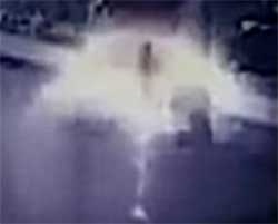 突然上空から舞い降り、再び飛んでいった翼を持つ幽霊？（インドネシア）