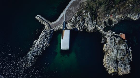 巨大なコンクリート製のモノリス。ヨーロッパ初の水中レストラン「Under」ついにオープン！（ノルウェー）