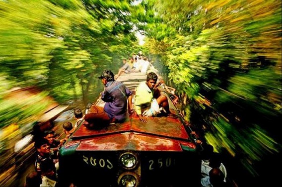 harrowing_bangladesh_train_hopping_images_01