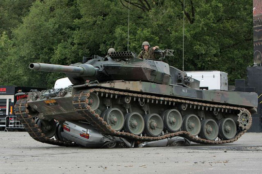 tank_vs_car_03