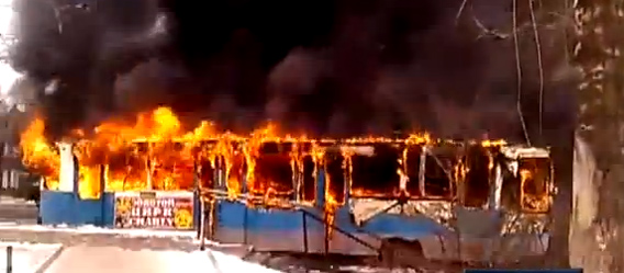 ロシアで市電が大炎上。真っ先に駆けつけ中にいた乗客を助け出したのはボクサー達だった。