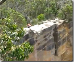 まさに崖っぷち！高所な崖にロープをかけて、そこからジャンプして飛び降りるという恐怖のバンジージャンパー