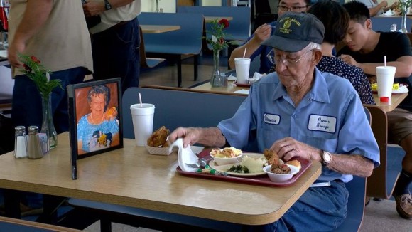 いつも2人でこうしていたから。長年連れ添った亡き妻の写真をかたわらに毎日食事をする93歳男性