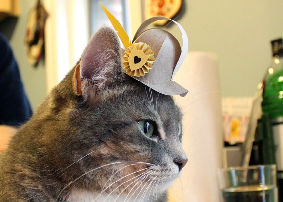こじゃれてて面白い猫専用帽子が21種もつくれるペーパークラフト本「Tiny Hats on Cats」