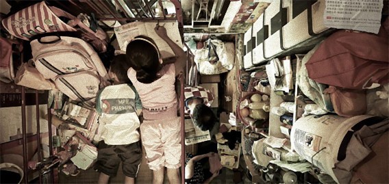 激しく広がる貧富の差、香港の闇。にわとり小屋のような狭いアパートに住む貧困層の人々