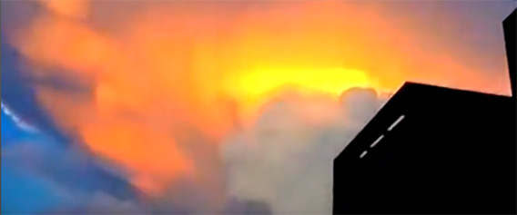 不気味炸裂、中国北京で発生した巨大なオレンジ色をしたキノコのような雲