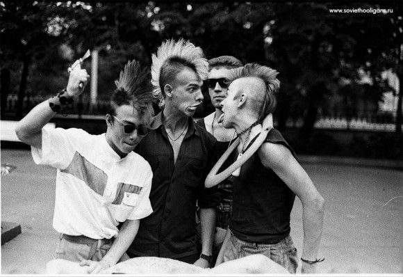 1980年代、赤の時代だったソ連（ロシア）の若者たちのロック文化に傾倒する様子がわかる写真。