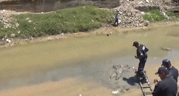 溺死体にしか見えない！泥だらけで川に浮かんでいた酔っ払い男性、無事保護される